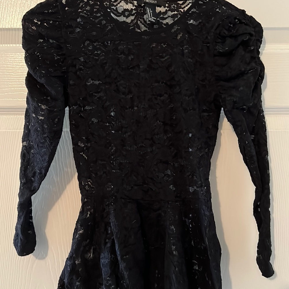Forever 21 ruffled shoulder mermaid style waist black lace top size S